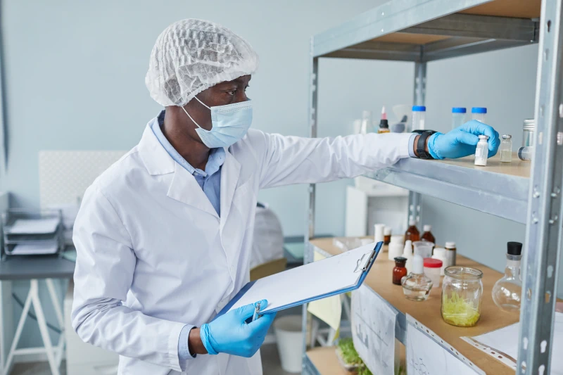 doctor-working-with-analysis-in-the-lab_800x533